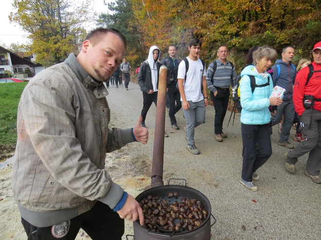 Pohodnikom je dodatno moč na poti do cilja dajal tudi kostanj. FOTO: Bojan Rajšek/Delo