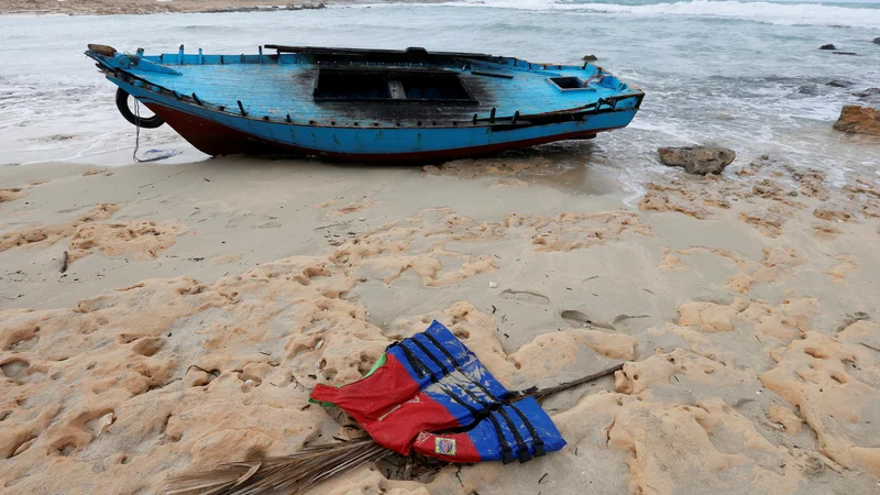 Fotografija: Čoln migrantov ob obali Libije. FOTO: Ismail Zetouni/Reuters