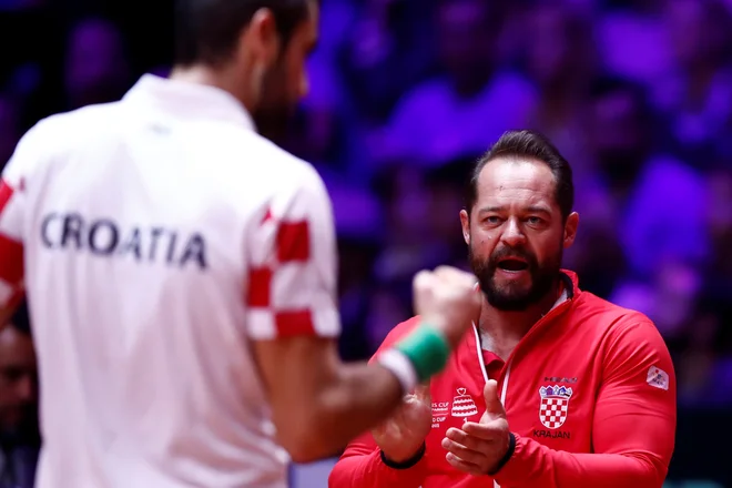 Težave so se pri Hrvatih začele, ko je Marin Čilić (levo) zaradi poškodbe odpovedal nastop na finalnem turnirju za Davisov pokal v Madridu. Selektor Željko Krajan (desno), ki je lani osvojil lovoriko z izbrano vrsto, dva dni pred odhodom v Španijo ni več selektor. FOTO: Reuters