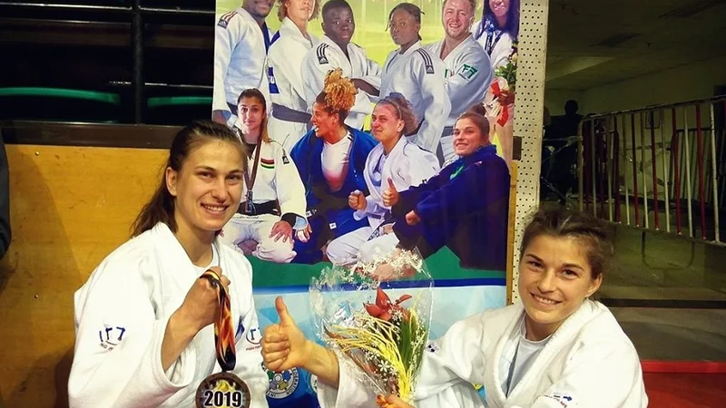 Fotografija: Anja Štangar (levo) in Maruša Štangar sta si na odprtem prvenstvu Afrike izbojevali novi kolajni v svetovnem pokalu. FOTO: Facebook Štangar Sisters