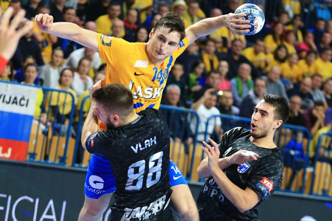 Novopečeni reprezentant Matic Grošelj je prek rojaka Aleksa Vlaha dosegel enega od svojih štirih golov za Celje. Foto Tomi Lombar