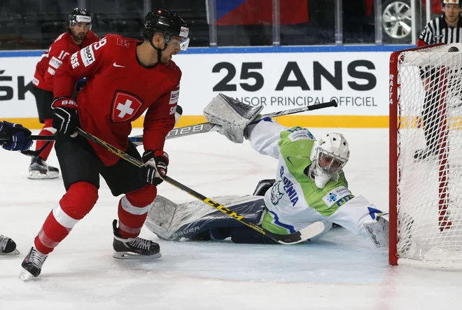 Matija Pintarič je nazadnje v elitnem razredu branil leta 2017 na SP v Parizu (na fotografiji s tekme proti Švici), zelo zanesljiv pa je bil tudi tokrat v Latviji. FOTO: Reuters