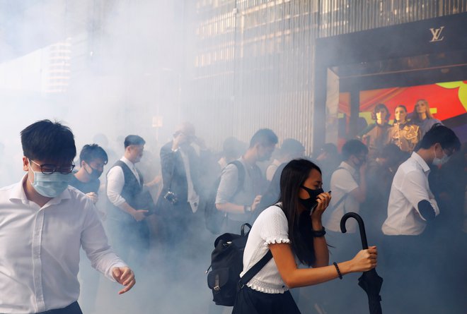 V Hongkongu so že ves vikend potekali protesti in shodi v spomin na študenta, ki je podlegel poškodbam po padcu v bližini policijske operacije. FOTO: Thomas Peter/Reuters