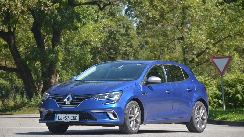 Fotografija: Renault megane je tudi v novi generaciji na slovenskih cestah že dober znanec. Ponudba na bencinski pogonski strani je posodobljena. Foto Gašper Boncelj