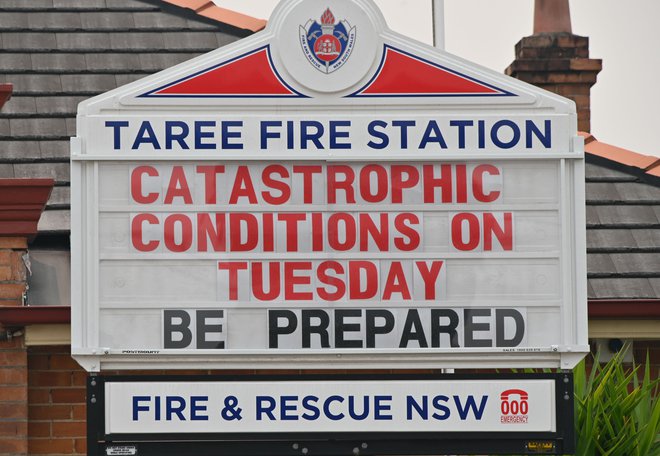 Opozorilo na nevarnost v mestu Taree, 350 kilometrov severno od Sydneyja. FOTO: Peter Parks/AFP