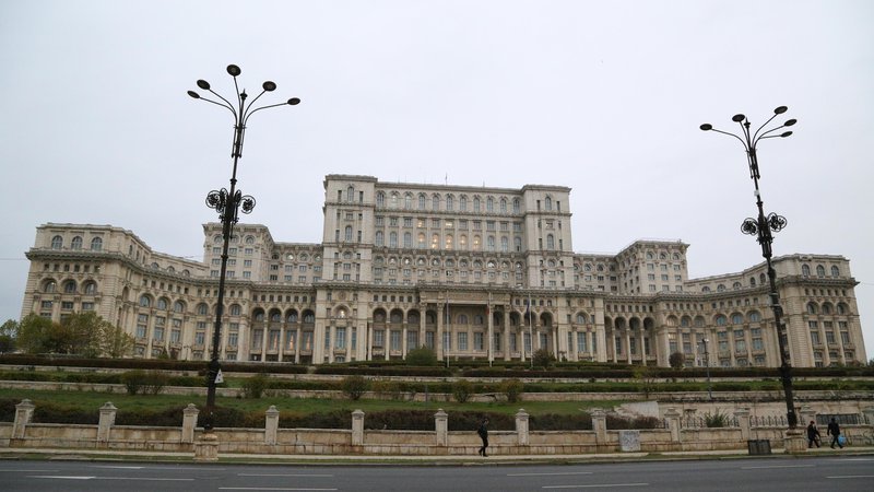 Fotografija: Kolosalna parlamentarna palača, ki jo je zasnoval arhitekt Anca Petrescu (1949–2013) s stotnijami pomočnikov. FOTO: Jože Suhadolnik