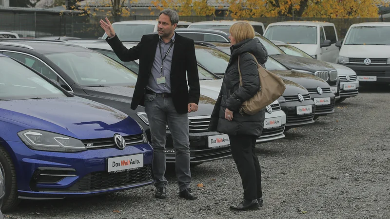 Fotografija: Za rabljene avtomobile iz uvoza je pri nas vedno veliko zanimanja, posebno za tiste z dizelskim motorjem. FOTO: Jože Suhadolnik/Delo