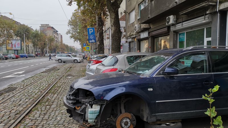 Fotografija: Kam z rabljenimi avtomobili? Na Balkanu so ti posebno ekološko breme. Veliko jih konča kar ob cesti. FOTO: Milena Zupanič