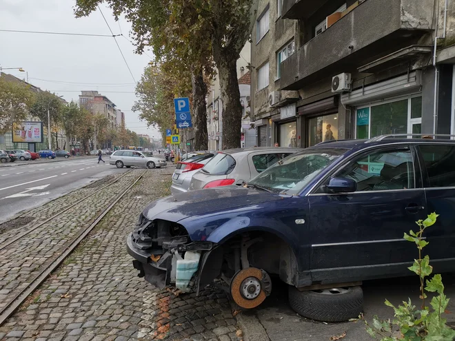 Kam z rabljenimi avtomobili? Na Balkanu so ti posebno ekološko breme. Veliko jih konča kar ob cesti. FOTO: Milena Zupanič