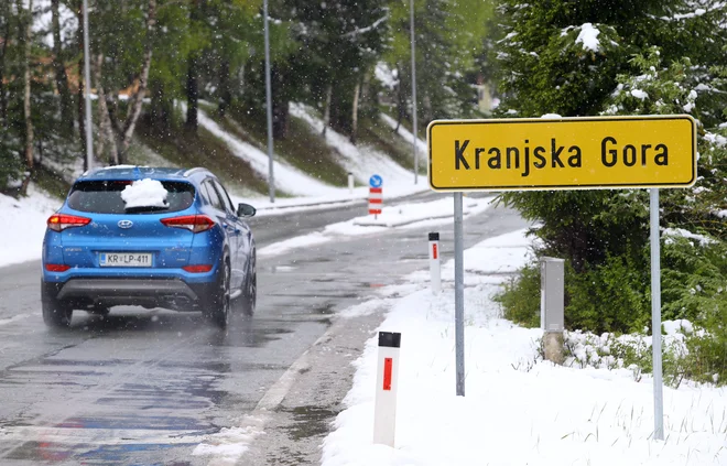 Lani so Kranjskogorcem neugodne vremenske razmere za zasneževanje »ukradle« sedem obratovalnih dni. FOTO: Jože Suhadolnik