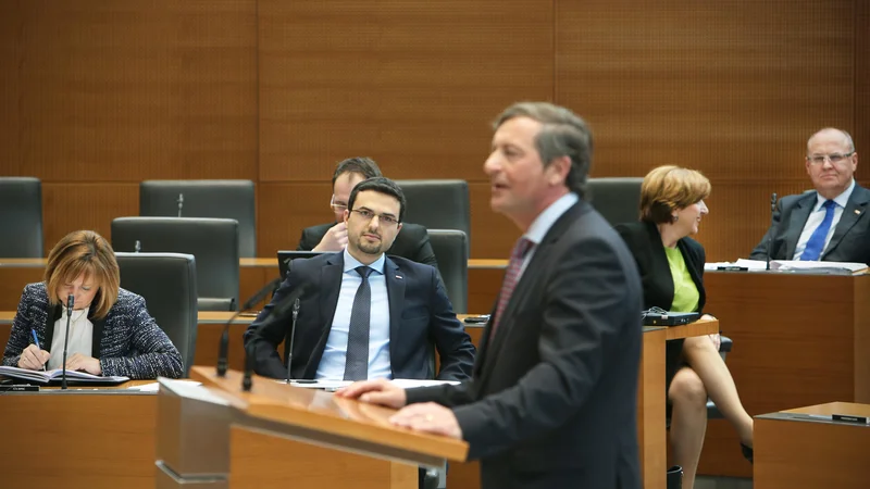 Fotografija: Karl Erjavec se je v funkciji zunanjega ministra že moral zagovarjati pred poslanci, med glavnimi očitki predlagateljev interpelacije je bil predvsem »arbitražni fiasko«. Tudi takrat je trdil, da gre za politični napad nanj. FOTO: Jure Eržen/Delo