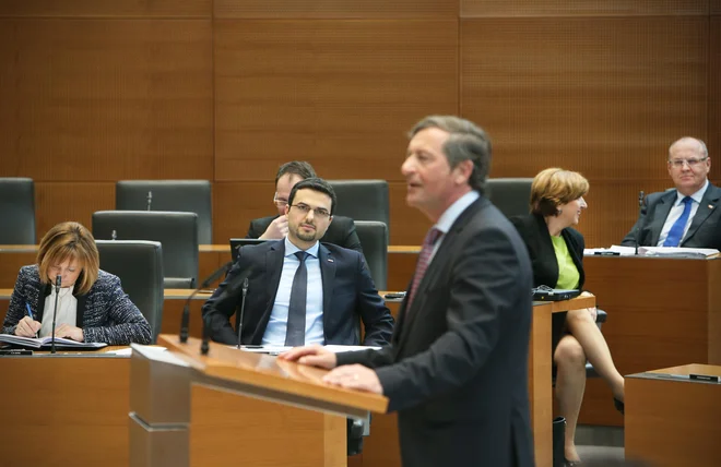 Karl Erjavec se je v funkciji zunanjega ministra že moral zagovarjati pred poslanci, med glavnimi očitki predlagateljev interpelacije je bil predvsem &raquo;arbitražni fiasko&laquo;. Tudi takrat je trdil, da gre za politični napad nanj. FOTO: Jure Eržen/Delo