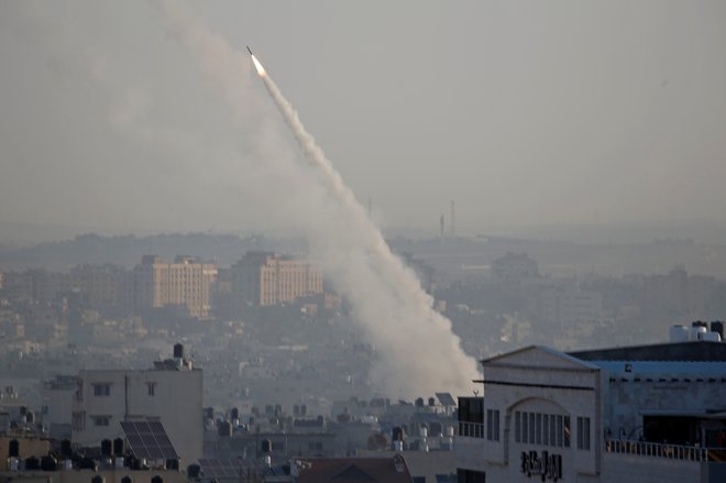 Dim v Gazi ob izstreljevanju raket. FOTO: Mohammed Salem/Reuters