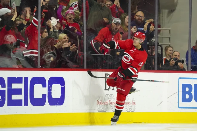Finski zvezdnik Sebastian Aho se je takole veselil svojega prvega gola za Carolino proti Ottawi. FOTO: Usa Today Sports