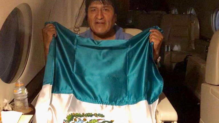 Fotografija: Evo Morales z mehiško zastavo na letalu, ki ga je zanj v La Paz poslala Mehika. FOTO: Reuters
