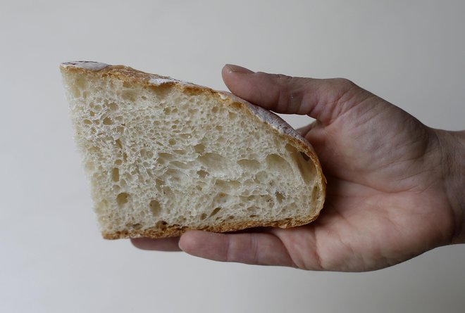 Sklenemo lahko, da je kruh razmeroma varno živilo in ob rednem zmernem uživanju ne pomeni tveganja za naše zdravje. FOTO: Blaž Samec/Delo