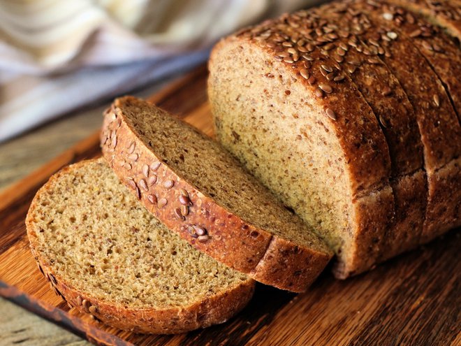 Pri vsaki termični obdelavi živil, tudi pri peki kruha, nastanejo na skorji manjše koncentracije nezaželenih akrilamidov. FOTO: Shutterstock