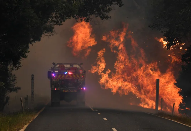 Gasilci v kraju Nana Glen v bližini pristanišča Coffs Harbour. FOTO: Stringer /Reuters