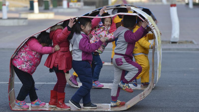 Fotografija: Brezskrbno otroško igro v kitajskih vrtcih vedno večkrat prekinejo neuravnovešeni napadalci. Slika je simbolična. FOTO: China Daily/Reuters