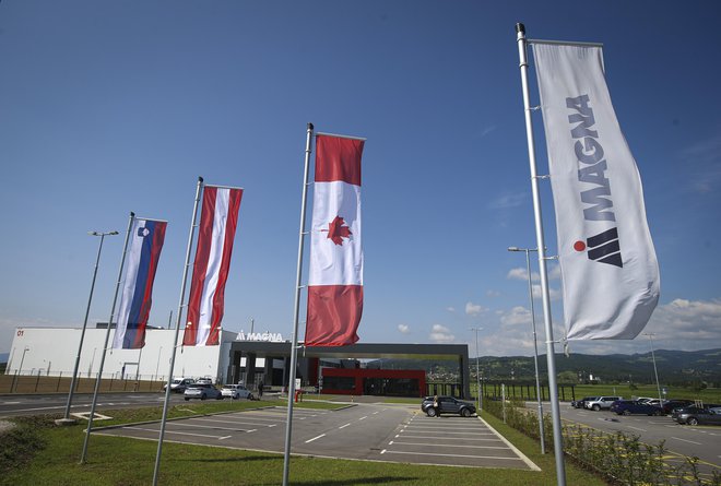 Poslopje nove tovarne Magna v Hočah. FOTO: Jože Suhadolnik/Delo