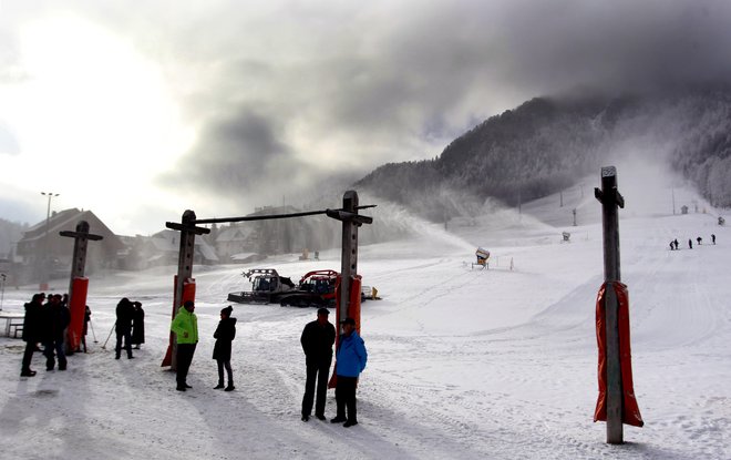 Na slovenskih smučiščih bi bolj malo smučali, če ne bi bilo zasneževanja. Tako so snežni topovi delali v zadnjih dneh novembra lani v Kranjski Gori. FOTO: Roman Šipić