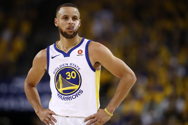 Stephen Curry naj bi se na igrišča spet vrnil šele enkrat spomladi. FOTO: AFP