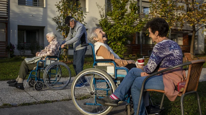 Fotografija: Na razlike v cenah domov za starejše vplivajo velikost oziroma kapaciteta enote, struktura uporabnikov po kategorijah oskrbe, lastništvo oziroma najem zgradbe in opreme, delež standardnih in nadstandardnih prostorov, lokacija in starost zgradbe in opreme ... Foto Voranc Vogel