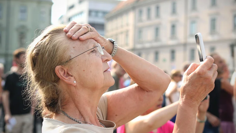 Fotografija: Podporne tehnologije in storitve so z vidika preventive zelo dragocene, saj si v starajoči se družbi ljudje želijo ostati čim dlje doma. Vendar je pomembno, da so zanesljive in delujejo brezhibno. Foto Jure Eržen