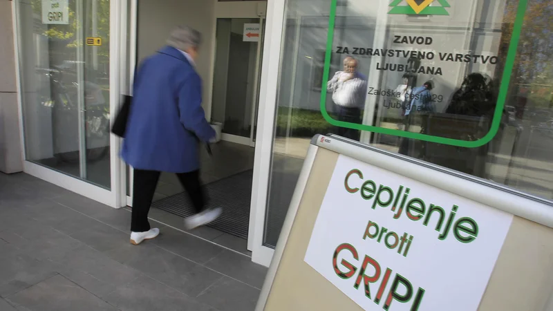 Fotografija: Tvegane skupine so morale lani za cepivo proti gripi odšteti sedem evrov, letos je to zanje brezplačno. FOTO: Leon Vidic/Delo