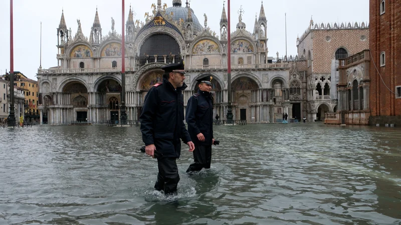 Fotografija: Prokurator bazilike Pierpaolo Campostrini je znova opozoril, da v baziliki sv. Marka ne razpolagajo s sredstvi, ki bi zagotovila celostno zaščito cerkve. FOTO: Manuel Silvestri/Reuters