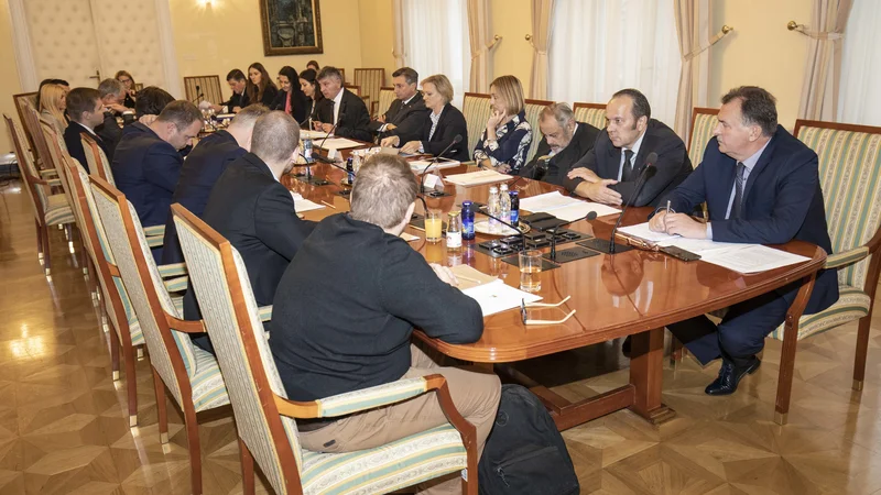 Fotografija: Minister za javno upravi Rudi Medved bo predsedniku republike Borutu Pahorju dodaten predlog spremembe zakonodaje poslal do konca tega meseca, predsednik pa bo določil datum 8. kroga pogajanj. FOTO: Urad predsednika RS
