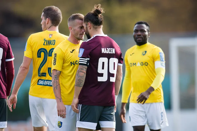 Srboriteža Alen Krcić in Luka Majcen sta se že na igrišča spopadla s pogledi. FOTO: Sportida.com