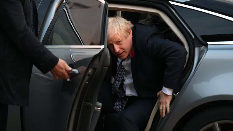 Fotografija: Britanski premier Boris Johnson je še pred mesecem dni objubljal, da njegova vlada ne bo nominirala kandidatov za britanskega člana nove evropske komisije. FOTO: Reuters