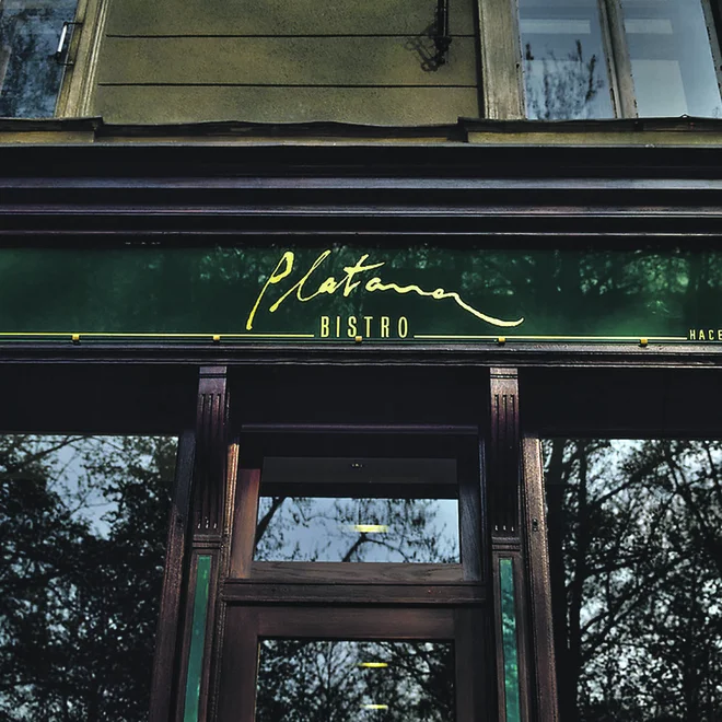 Konec 80. let so bar Platana razširili še z bistrojem. Foto Damjan Gale