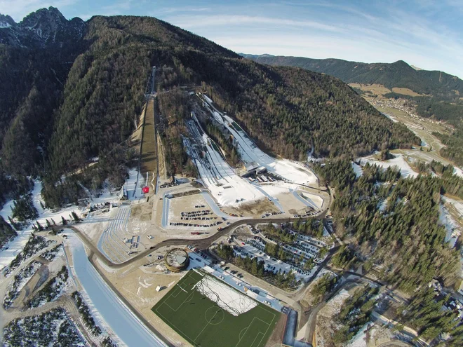 Zlati planiški center bo leta 2023&nbsp;prvič gostil svetovno prvenstvo v nordijskem smučanju. FOTO: Leon Vidic