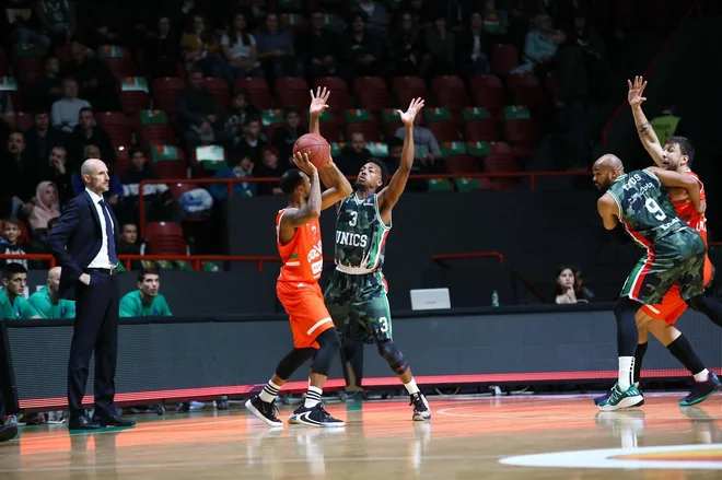Na prvi tekmi v Kazanu sta bila med najboljšimi Errick McCollum (3) in Alex Tyus (9). FOTO: Eurocup