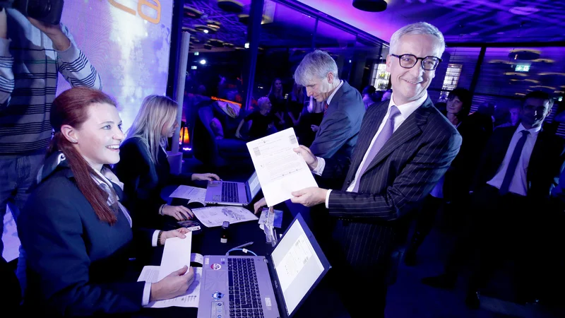 Fotografija: Minister dr. Jernej Pikalo je prvi kupil vstopnico za planiški praznik. FOTO: Roman Šipić