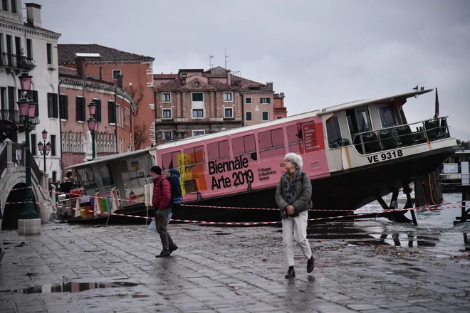 Visoko plimovaje morja je znova povzročilo ogromno škodo. FOTO: Marco Bertorello/AFP