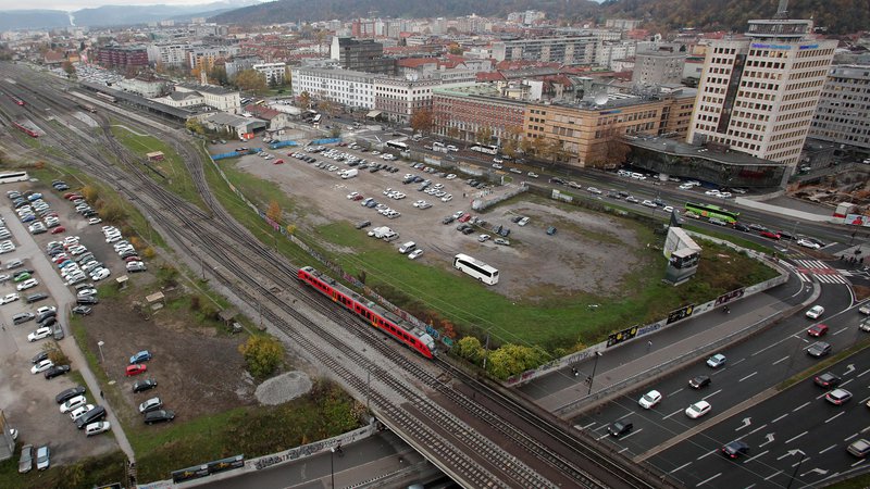 Fotografija: Zemljišče, kjer naj bi zrasel sodobni potniški center Emonika, že več let sameva, na njem rastejo zgolj parkirišča. Foto Mavric Pivk