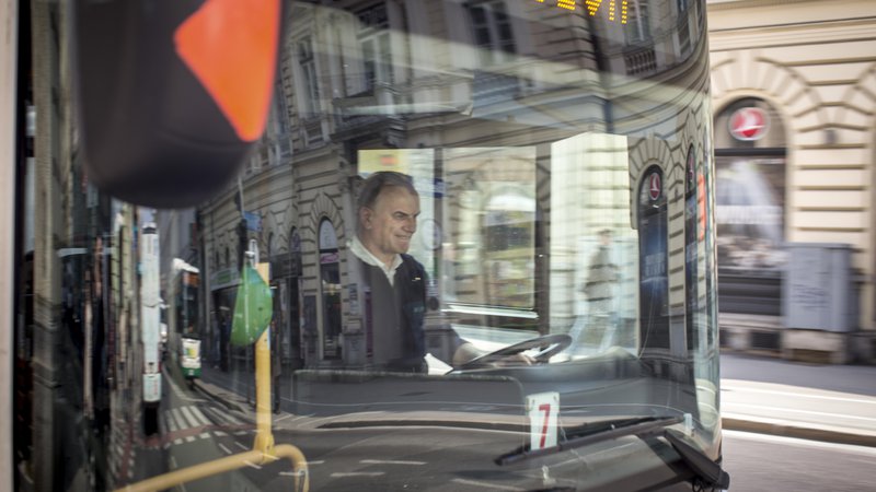 Fotografija: Triinpetdeset voznikov ljubljanskega mestnega prometa je izborilo plačevanje prispevkov za poklicno zavarovanje vseh voznikov v LPP. FOTO: Voranc Vogel/Delo