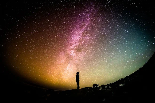 Če je vesolje okroglo, morda pri opazovanju neba gledamo nazaj proti Zemlji. Foto Shutterstock