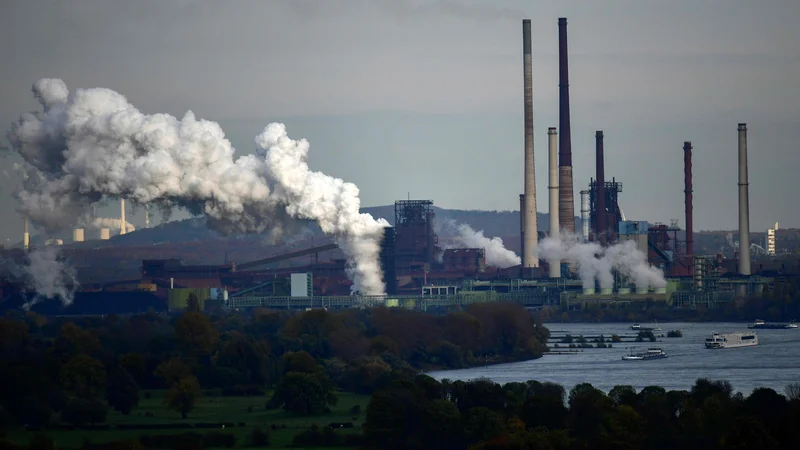 Fotografija: Nemška industrija – na sliki jeklarna ThyssenKrupp v Duisburgu – zadnje leto izgublja zagon. FOTO: Ina Fassbender/AFP