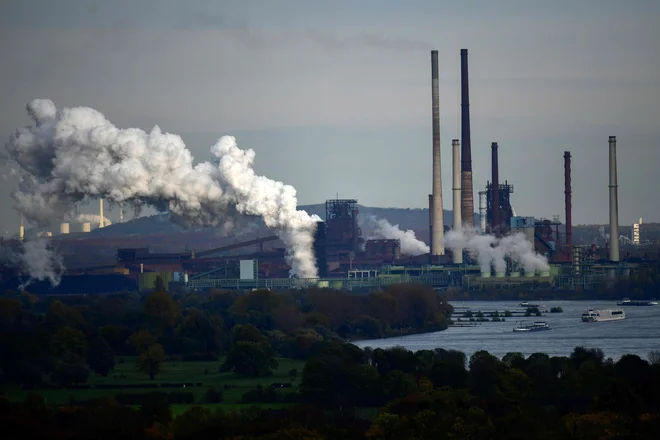 Nemška industrija &ndash; na sliki jeklarna ThyssenKrupp v Duisburgu &ndash; zadnje leto izgublja zagon. FOTO: Ina Fassbender/AFP