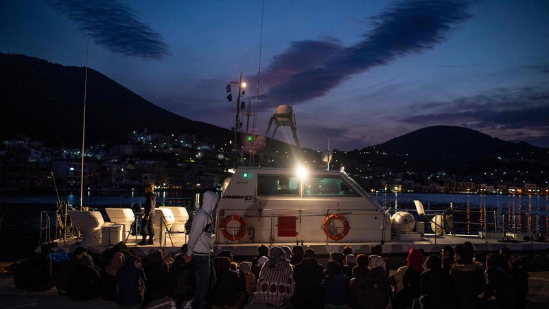Fotografija: Migranti in begunci še vedno prihajajo na grški otok Samos. V taborišču, postavljenem za 650 ljudi, jih je zdaj nameščenih 6000. Župan otoka se že boji nemirov. FOTO: Angelos Tzortzinis/AFP