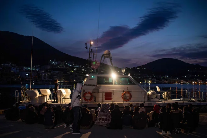 Migranti in begunci še vedno prihajajo na grški otok Samos. V taborišču, postavljenem za 650 ljudi, jih je zdaj nameščenih 6000. Župan otoka se že boji nemirov. FOTO: Angelos Tzortzinis/AFP