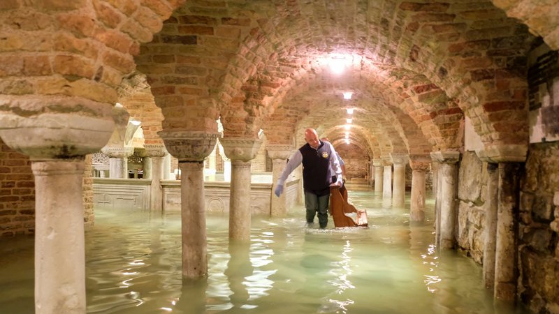 Fotografija: Baziliko svetega Marka je poplavilo šestič v 1200 letih. FOTO: Manuel Silvestri/Reuters