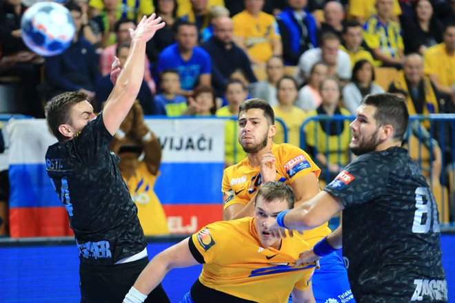 Tudi v Zagrebu se obeta rokometni boj na okopih, kakršen je bil v nedeljo v Zlatorogu. FOTO: Tomi Lombar/Delo