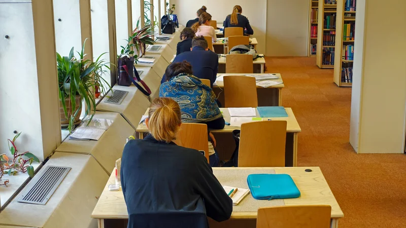 Fotografija: V obdobju izpitnih rokov je dvajset vikendov na leto tudi ob sobotah in nedeljah odprta do 24. ure. Foto Jože Suhadolnik