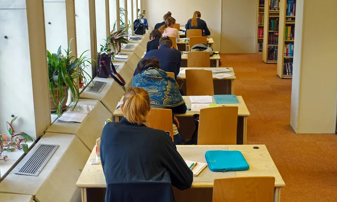 V obdobju izpitnih rokov je dvajset vikendov na leto tudi ob sobotah in nedeljah odprta do 24. ure. Foto Jože Suhadolnik