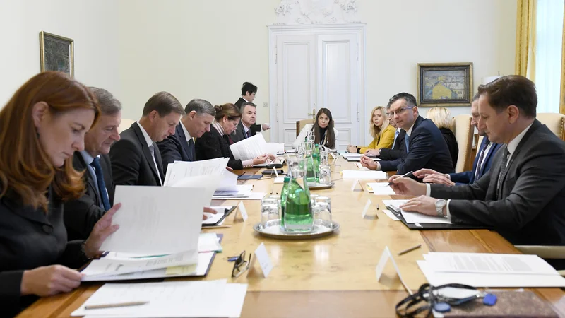 Fotografija: Snav je sprejel tudi nov poslovnik o Svetu za nacionalno varnost, obravnaval poročilo s področja nezakonitih prehodov državne meje v letu 2019 ter vladi predlagal v sprejetje nacionalno strategijo za preprečevanje terorizma in nasilnega ekstremizma. FOTO: Tamino Petelinšek/STA